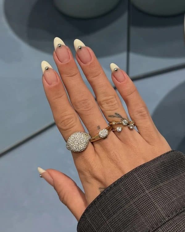 Cream Point, stiletto long nails