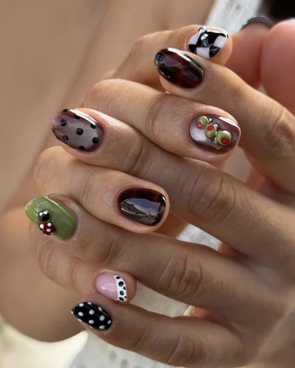Maximalist, oval short nails