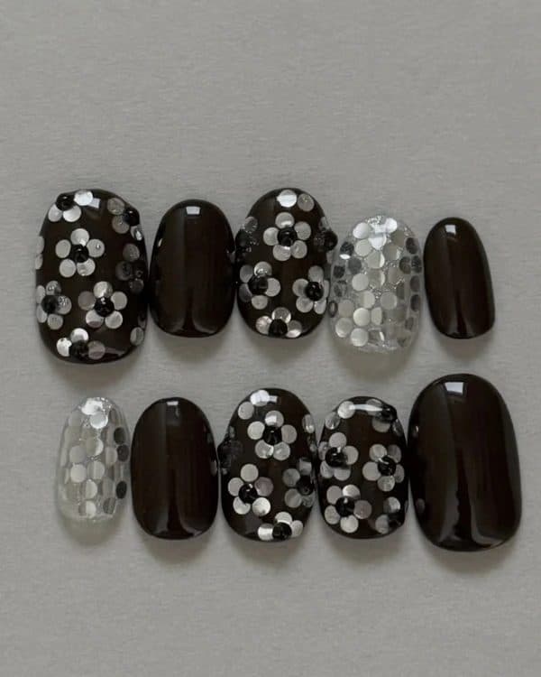Silver Daisy, oval short nails