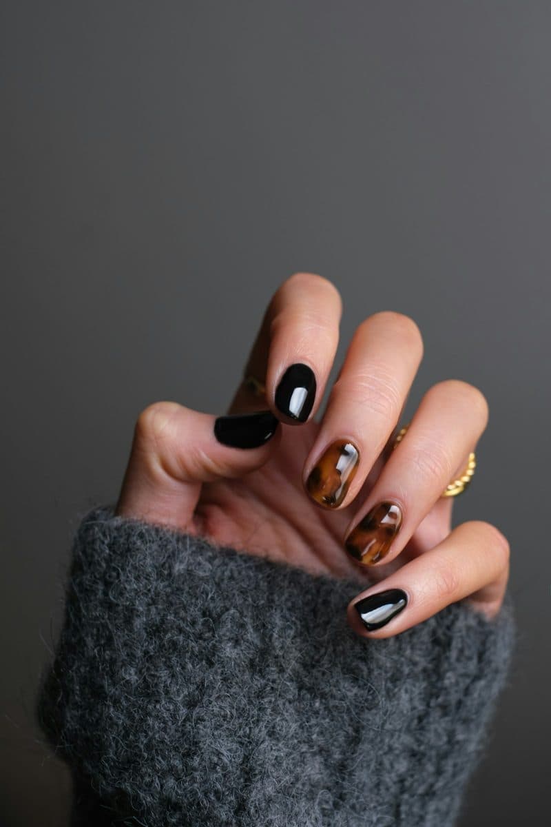 Tortoise & Onyx, oval medium nails